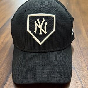 New York Yankees black fitted baseball cap. Size medium/large
